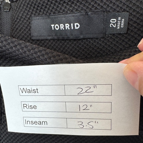 ๐ Torrid Textured Shorts Black - Picture 7 of 8